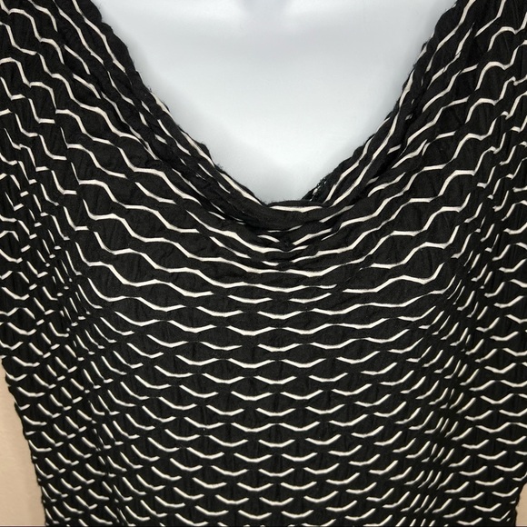 M Dana Buchman Black & White Short Sleeve Blouse Stretch Cowl Neckline 8 10 - Picture 3 of 7